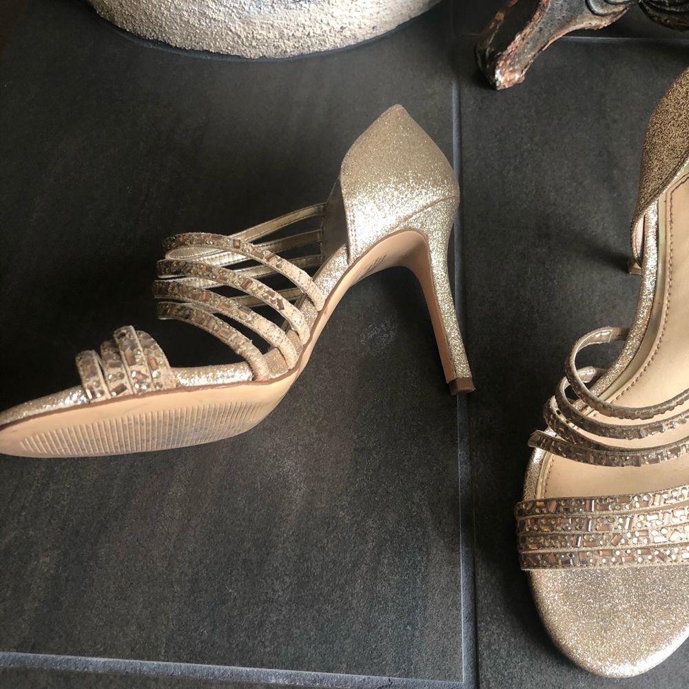 Gold heels - Picture 3 of 3